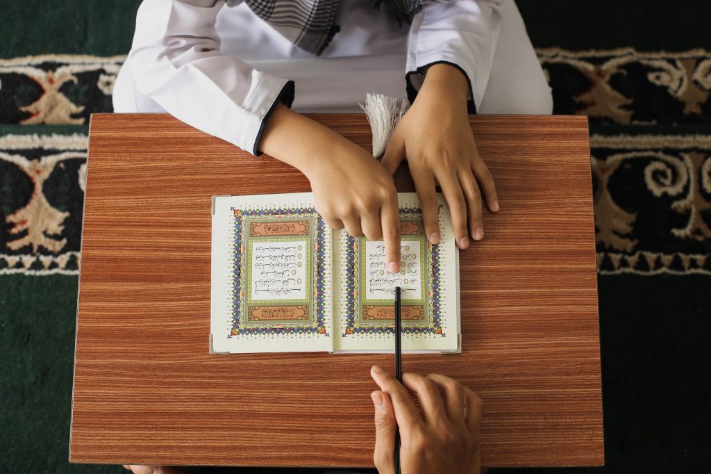 Muslim student learn to read Quran